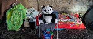 Obdachlosenlager unter den S-Bahnbrücken an der Kantstraße am Bahnhof Zoo Berlin Charlottenburg Berlin Deutschland *** Homeless camp under the S-Bahn bridges at Kantstraße at the train station Zoo Berlin Charlottenburg Berlin Germany