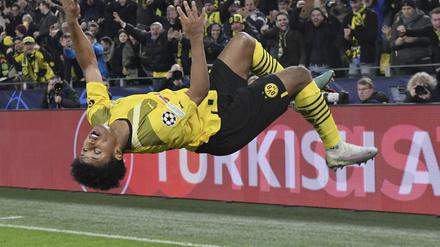 Bitte nicht daheim ausprobieren. Karim Adeyemi  hebt ab. 