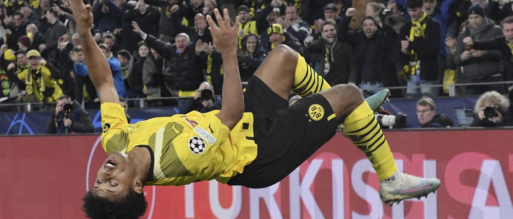 Bitte nicht daheim ausprobieren. Karim Adeyemi hebt ab.