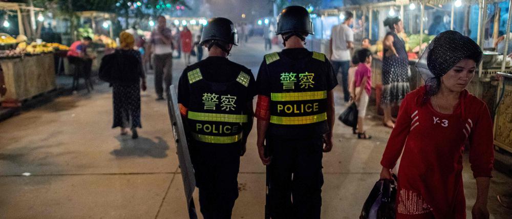 Eine Polizeistreife in Kashgar in der Region Xinjiang, wo China die muslimische Minderheit der Uiguren unterdrückt (Archivbild von 2017).