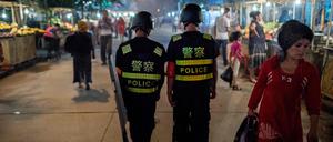 Eine Polizeistreife in Kashgar in der Region Xinjiang, wo China die muslimische Minderheit der Uiguren unterdrückt (Archivbild von 2017).