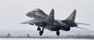 Ein trägergestütztes Mehrzweck-Trainingsflugzeug vom Typ Mikojan MiG-29KUB der russischen Nordflotte
