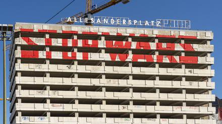 Für ihr „The Great Depression Festival“ hat sich die Klasse der Frankfurter Hauptschule an der Universität der Künste das Haus der Statistik ausgesucht.