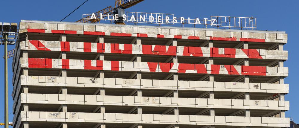 Für ihr „The Great Depression Festival“ hat sich die Klasse der Frankfurter Hauptschule an der Universität der Künste das Haus der Statistik ausgesucht.