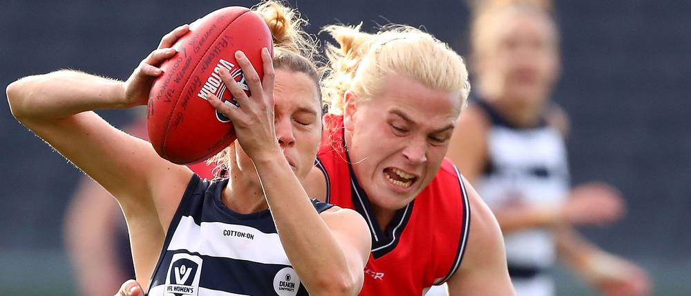 Zuletzt wurde bekannt, dass der Rugby-Weltverband trans Frauen wie die Australierin Hannah Mouncey (re.) ausschließen will. 