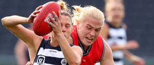 Zuletzt wurde bekannt, dass der Rugby-Weltverband trans Frauen wie die Australierin Hannah Mouncey (re.) ausschließen will. 