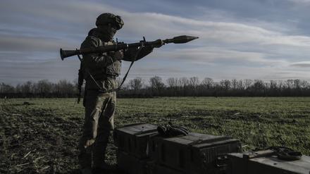 Ein russischer Reservist, der im Rahmen einer Teilmobilisierung zum Militärdienst eingezogen wurde, bereitet sich auf den Dienst vor (Archivbild). 