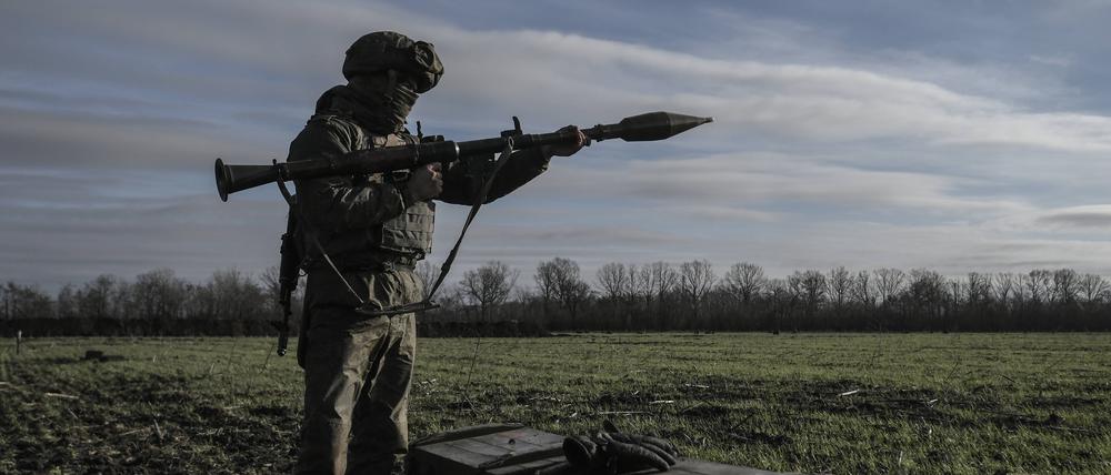 Ein russischer Reservist, der im Rahmen einer Teilmobilisierung zum Militärdienst eingezogen wurde, bereitet sich auf den Dienst vor (Archivbild). 