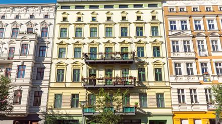 Bunte renovierte Altbauten in Berlin. Die Hauptstadt zählt zu den teuersten Städten in Deutschland.
