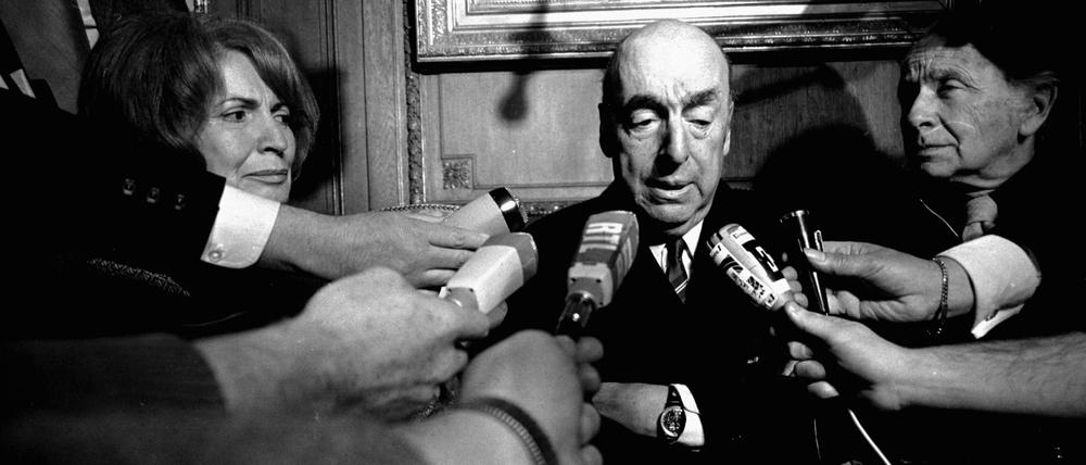 Pablo Neruda (M.) 1971 kurz nach der Ernennung zum Literatur-Nobelpreisträger.