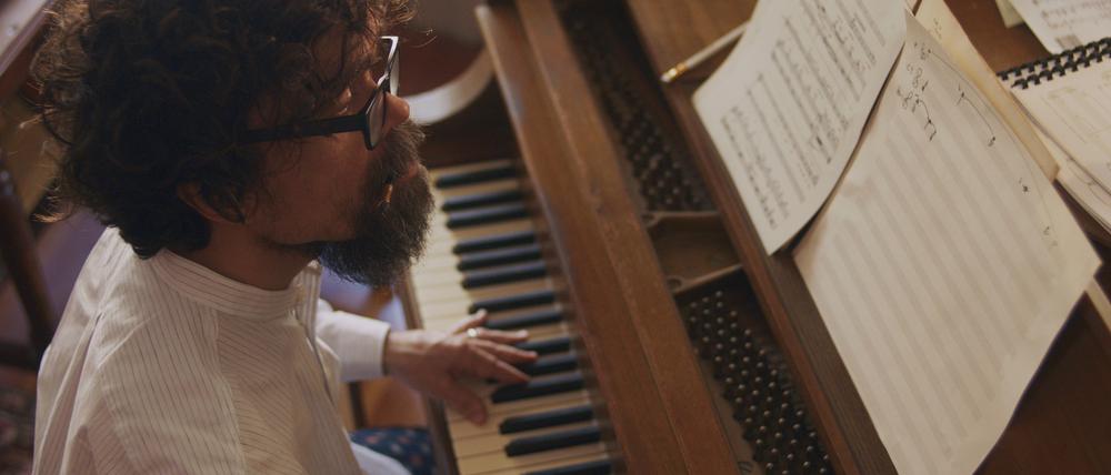 Peter Dinklage spielt im Eröffnungsfilm einen Komponisten mit Schreibblockade. 