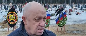 Der Leiter der Wagner-Gruppe, Jewgeni Prigoschin, nimmt an der Beerdigung von Dmitri Menshikov, einem Kämpfer der Wagner-Gruppe, der während eines Spezialeinsatzes in der Ukraine ums Leben kam, auf dem Friedhof Beloostrovskoye außerhalb von St. Petersburg, Russland, teil. 