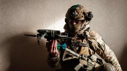 Ein ukrainischer Soldat mit einer Aufklärungsdrohne