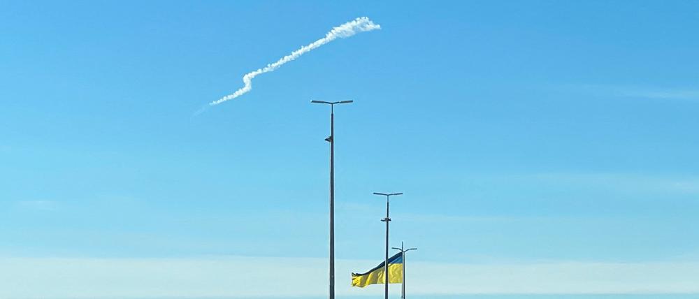 Eine Raketenspur ist am Himmel in der Nähe von Kiew zu sehen (Symbolbild)