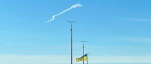 Eine Raketenspur ist am Himmel in der Nähe von Kiew zu sehen (Symbolbild)