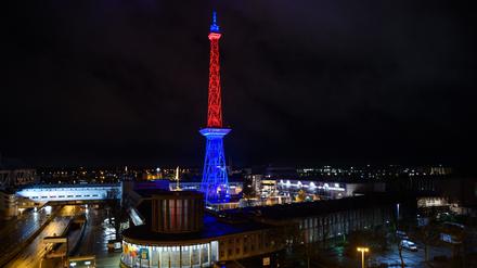 Der Funkturm auf dem Messegelände wird zum Austritt Großbritanniens aus der Europäischen Union mit blauem und rotem Licht angestrahlt.