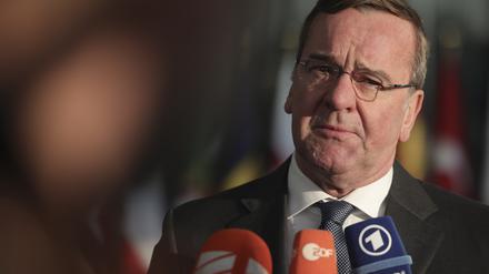 Boris Pistorius, Bundesverteidigungsminister, spricht bei seiner Ankunft zu einem Treffen der Nato-Verteidigungsminister im Nato-Hauptquartier. +++ dpa-Bildfunk +++