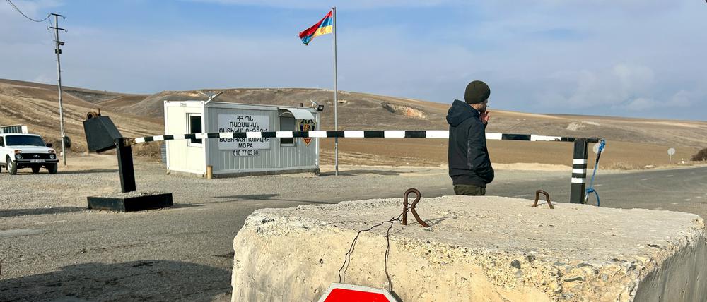 Der sogenannte Latschin-Korridor, die einzige Straße, die Armenien mit Berg-Karabach verbindet, ist abgeschnitten, sodass Berg-Karabach völlig vom Land isoliert und ohne Versorgung ist.