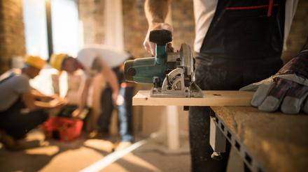 Wer in Berlin privat Handwerker sucht, brauchte bisher vor allem einen langen Atem. Das könnte sich mit dem Neubaustopp der großen Berliner Wohnungsbaugesellschaften nun ändern.