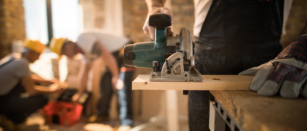 Wer in Berlin privat Handwerker sucht, brauchte bisher vor allem einen langen Atem. Das könnte sich mit dem Neubaustopp der großen Berliner Wohnungsbaugesellschaften nun ändern.