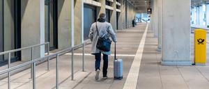 25.01.2023,Flughafen Berlin Brandenburg - Willy Brandt - BER, Ganztägiger Warnstreik durch die Gewerkschaft Verdi.Ca.35 000 Passagiere sind betroffen.Gepäckwagen *** 25 01 2023,Berlin Brandenburg Willy Brandt Airport BER, all-day warning strike by the Verdi trade union Approx. 35,000 passengers are affected Baggage carts