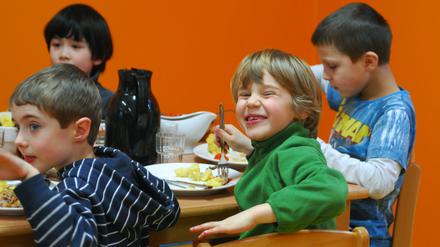 Mensa der Erika-Mann-Grundschule in der Utrechter Straße 25-27 Berlin-Wedding, aufgenommen am 18. Februar 2010 für die Schulseite. Schulessen, Schulspeisung, Grundschüler, Vitamine, Ernährung, gesundes Essen, Gurke, Tomate, Paprika, Gemüse, Möhren, Äpfel, Apfel, Kartoffeln, Grillhähnchen, Smiley, Hort, Horterzieher Foto: Kitty Kleist-Heinrich