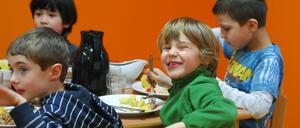 Mensa der Erika-Mann-Grundschule in der Utrechter Straße 25-27 Berlin-Wedding, aufgenommen am 18. Februar 2010 für die Schulseite. Schulessen, Schulspeisung, Grundschüler, Vitamine, Ernährung, gesundes Essen, Gurke, Tomate, Paprika, Gemüse, Möhren, Äpfel, Apfel, Kartoffeln, Grillhähnchen, Smiley, Hort, Horterzieher Foto: Kitty Kleist-Heinrich