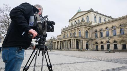 Ungewohnte Aufmerksamkeit: Ein TV-Kameramann filmt die Staatsoper nach dem Hundekot-Attentat. 