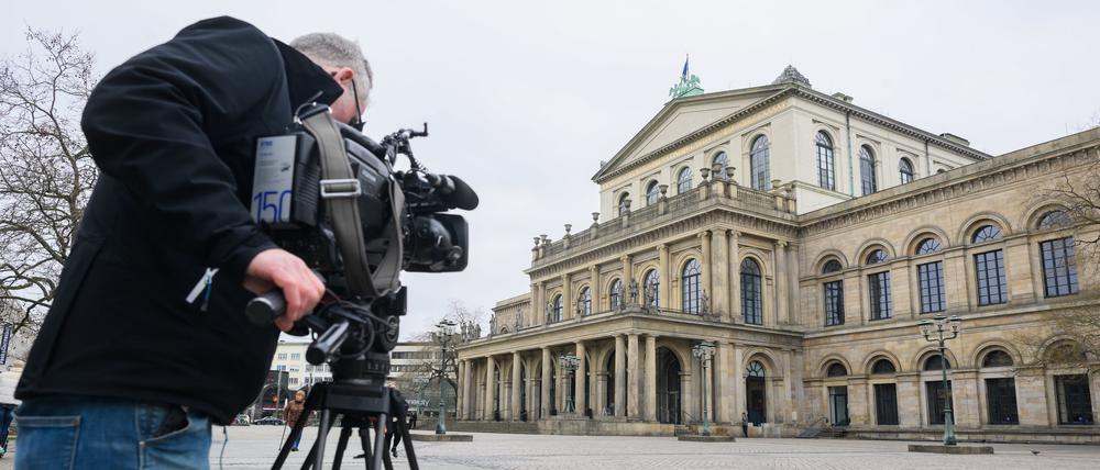 Ungewohnte Aufmerksamkeit: Ein TV-Kameramann filmt die Staatsoper nach dem Hundekot-Attentat. 