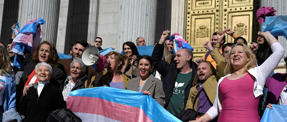 Spanien Gleichstellungsministerin Irene Montero mit Aktivist:innen nach der Abstimmung vor dem Parlament. 
