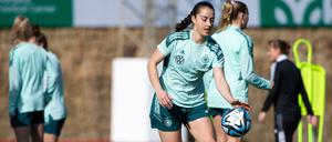 Sara Däbritz trainiert mit den Kolleginnen.