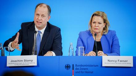 Joachim Stamp (l.), Sonderbevollmächtigter der Bundesregierung für Migrationsabkommen, neben Innenministerin Nancy Faeser