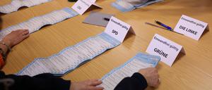 15.02.2023, Berlin: Nach der Wiederholungswahl zum Berliner Abgeordnetenhaus werden bei einer Öffentlichen Auszählung Wahlbriefe im Bezirk Lichtenberg nachgezählt. Insgesamt soll es sich um 466 Stimmen von Briefwählern handeln, die bei der Wiederholungswahl am 12. Februar 2023 nicht berücksichtigt wurden. Foto: Jörg Carstensen/dpa +++ dpa-Bildfunk +++