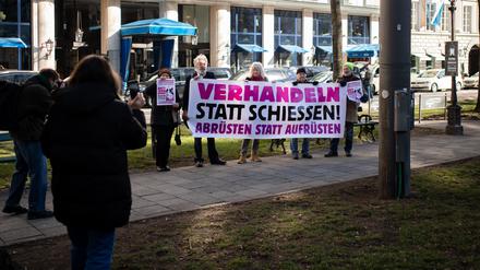 Aktivist*innen vom Bündnis gegen die NATO-Sicherheitskonferenz demonstrierten am 15.2.2023 in München mit einer kleinen Fotoaktion vor dem Tagungsort Bayerischer Hof.