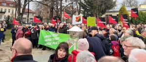 Protest den geplanten Verkauf des Sportplatzes des ESV Lok-Potsdam in der Berliner Straße.