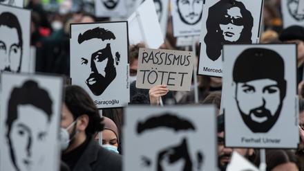 Teilnehmer einer Gedenkveranstaltung in Hanau erinnern an die Opfer des rassistischen Anschlags.