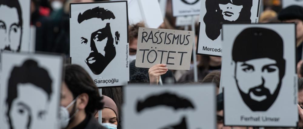 Teilnehmer einer Gedenkveranstaltung in Hanau erinnern an die Opfer des rassistischen Anschlags.