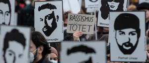 Teilnehmer einer Gedenkveranstaltung in Hanau erinnern an die Opfer des rassistischen Anschlags.