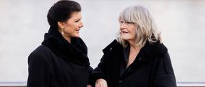 Sahra Wagenknecht (Die Linke, l), Politikerin, und Alice Schwarzer, Frauenrechtlerin, stehen im Rheinauhafen am Rhein. 