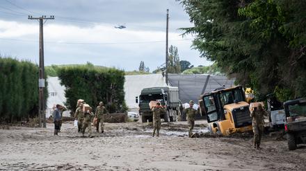 Soldaten der neuseeländischen Streitkräfte bringen Vorräte zum Moteo Marae in der Nähe von Puketapu am Ufer des Tutaekuri-Flusses.