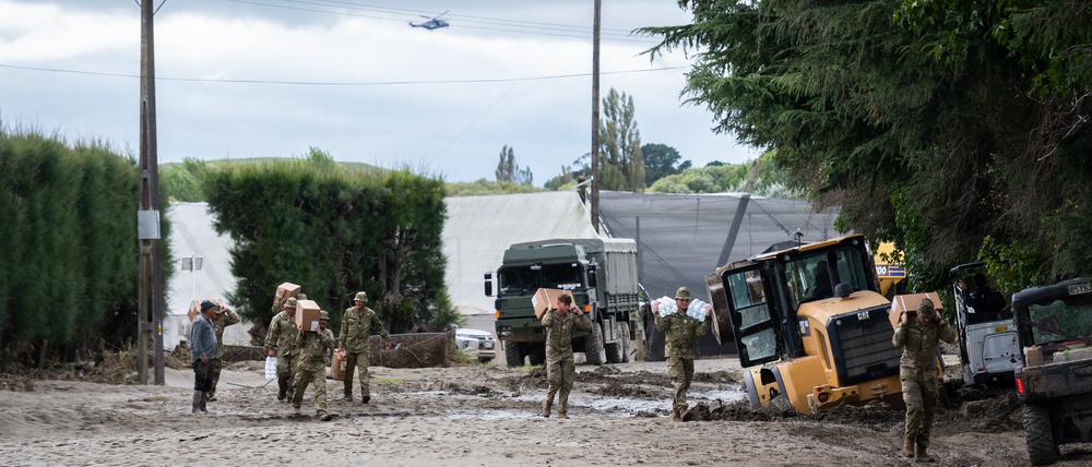 Soldaten der neuseeländischen Streitkräfte bringen Vorräte zum Moteo Marae in der Nähe von Puketapu am Ufer des Tutaekuri-Flusses.
