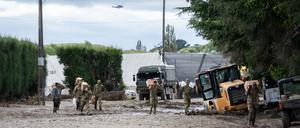Soldaten der neuseeländischen Streitkräfte bringen Vorräte zum Moteo Marae in der Nähe von Puketapu am Ufer des Tutaekuri-Flusses.