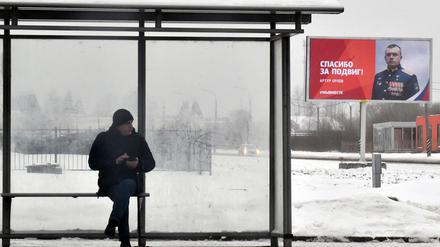 Eine Bushaltestelle in Sankt Petersburg.