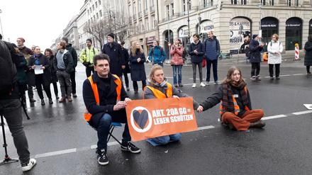 Die Gruppierung „Letzte Generation“ blockiert am Freitag, 17. Februar 2023, die Straße Unter den Linden. Vorne links: Lutz van der Horst.