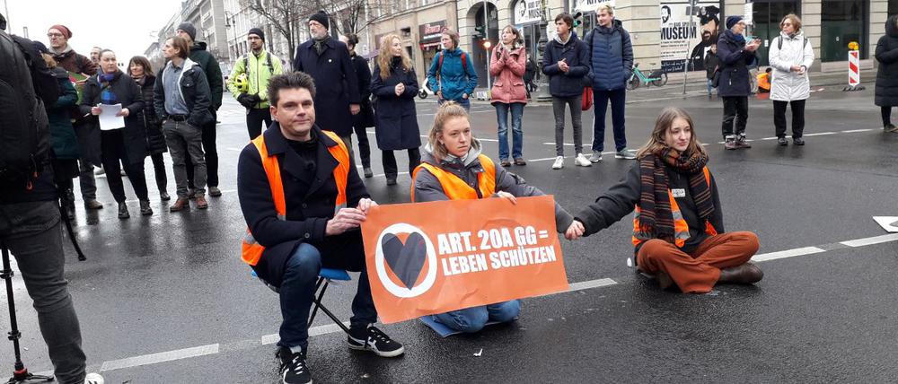 Die Gruppierung „Letzte Generation“ blockiert am Freitag, 17. Februar 2023, die Straße Unter den Linden. Vorne links: Lutz van der Horst.