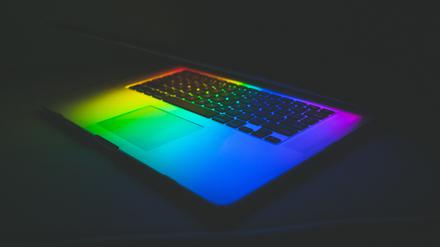Programmieren gilt als weiß, männlich, zugangsbeschränkt. Queere Leute eignen sich Computerfähigkeiten an und wollen mitsprechen.