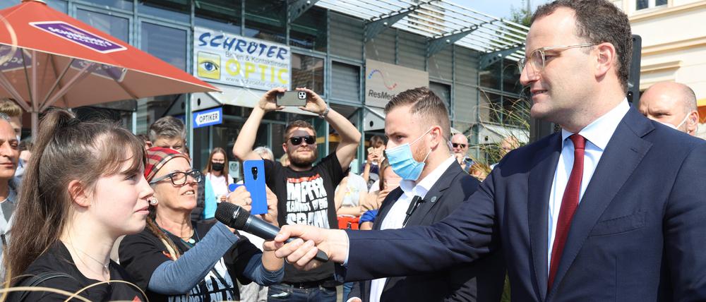 Trotz heftiger Debatten, etwa um den Nutzen der Corona-Impfung, habe der damalige Gesundheitsminister Jens Spahn (CDU) kein Interesse an der Expertise des IQWiG gezeigt.