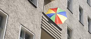 Bunter Sonnenschirm auf einem Balkon in der Greifenhagener Strasse in Berlin-Prenzlauer Berg.