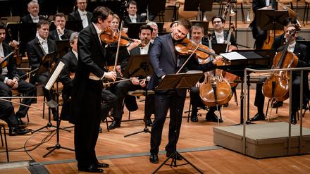 Konzertmeister Noah Bendix-Balgley (links) und Viola-Solist Amihai Grosz am Donnerstag bei der Zugabe. 
