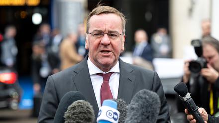 Boris Pistorius (SPD), Verteidigungsminister, gibt vor Beginn der Sicherheitskonferenz vor dem Hotel Bayerischer Hof ein Statement.
